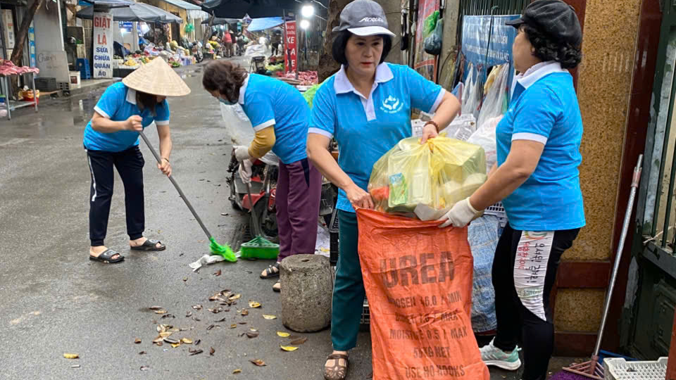 Hội vi&ecirc;n phụ nữ 10 phường tr&ecirc;n địa b&agrave;n quận Nam Từ Li&ecirc;m đồng loạt ra qu&acirc;n tổng vệ sinh m&ocirc;i trường s&aacute;ng 2/3