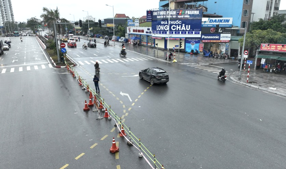 Đ&oacute;ng n&uacute;t giao lệch Nguyễn Văn Gi&aacute;p - Trần Hữu Dực (quận Nam Từ Li&ecirc;m, H&agrave; Nội), giao th&ocirc;ng qua khu vực đ&atilde; th&ocirc;ng tho&aacute;ng. Ảnh: Phạm C&ocirc;ng