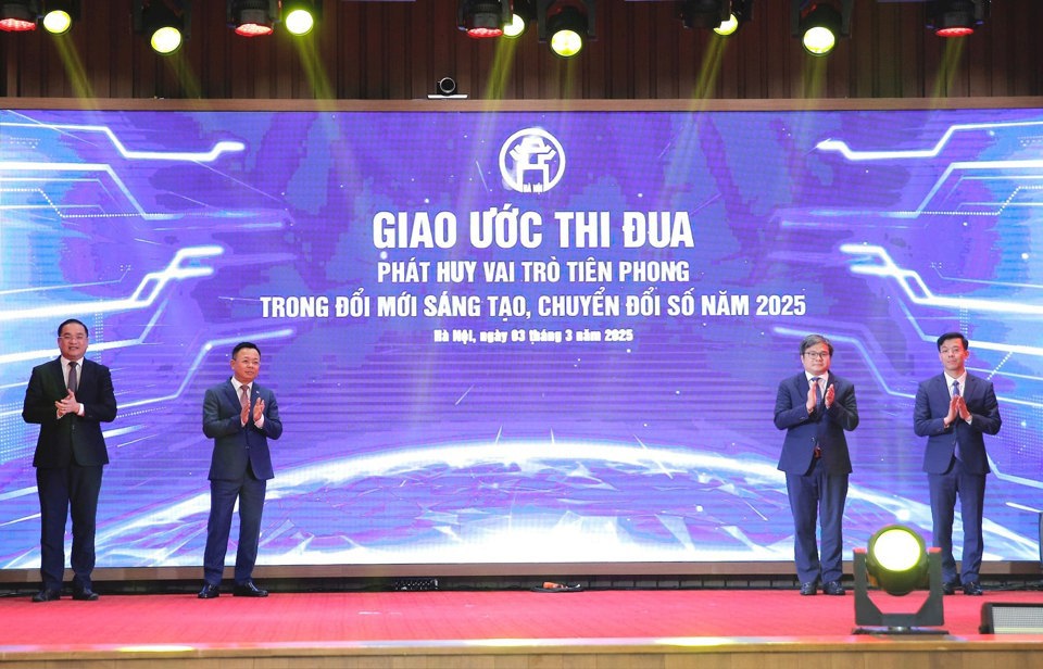 4 cơ quan: Văn phòng Thành ủy, Văn phòng Đoàn đại biểu Quốc hội và ĐND TP, Văn phòng UBND TP, Trung tâm Phục vụ hành chính công TP thực hiện ký kết giao ước thi đua với nhiều nội dung quan trọng phục vụ chuyển đổi số.