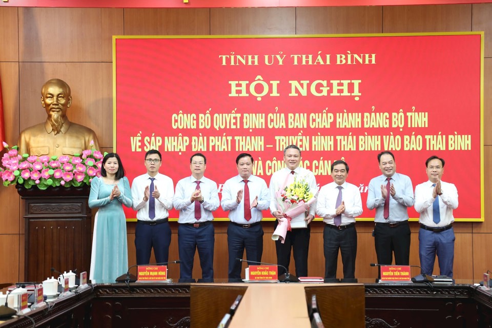 B&iacute; thư Tỉnh ủy Th&aacute;i B&igrave;nh Nguyễn Khắc Thận trao quyết định bổ nhiệm Tổng Bi&ecirc;n tập, c&aacute;c Ph&oacute; Tổng Bi&ecirc;n tập B&aacute;o Th&aacute;i B&igrave;nh (sau hợp nhất). Ảnh: Duy Hưng