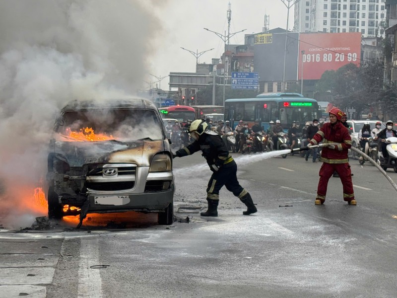 Cảnh s&aacute;t PCCC dập tắt ngọn lửa.