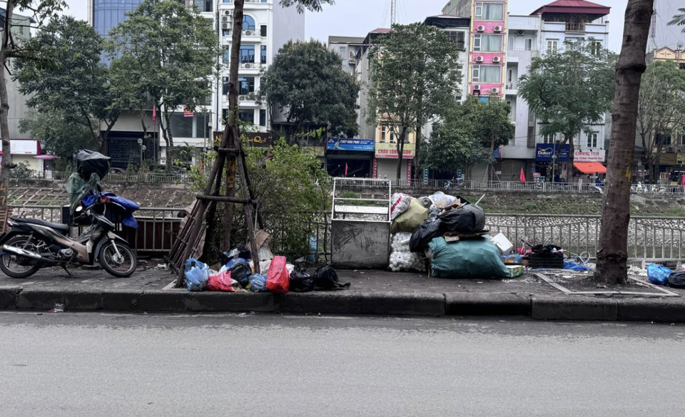 R&aacute;c thải tr&agrave;n ngập vỉa h&egrave; bờ s&ocirc;ng T&ocirc; Lịch thuộc địa b&agrave;n quận Thanh Xu&acirc;n.