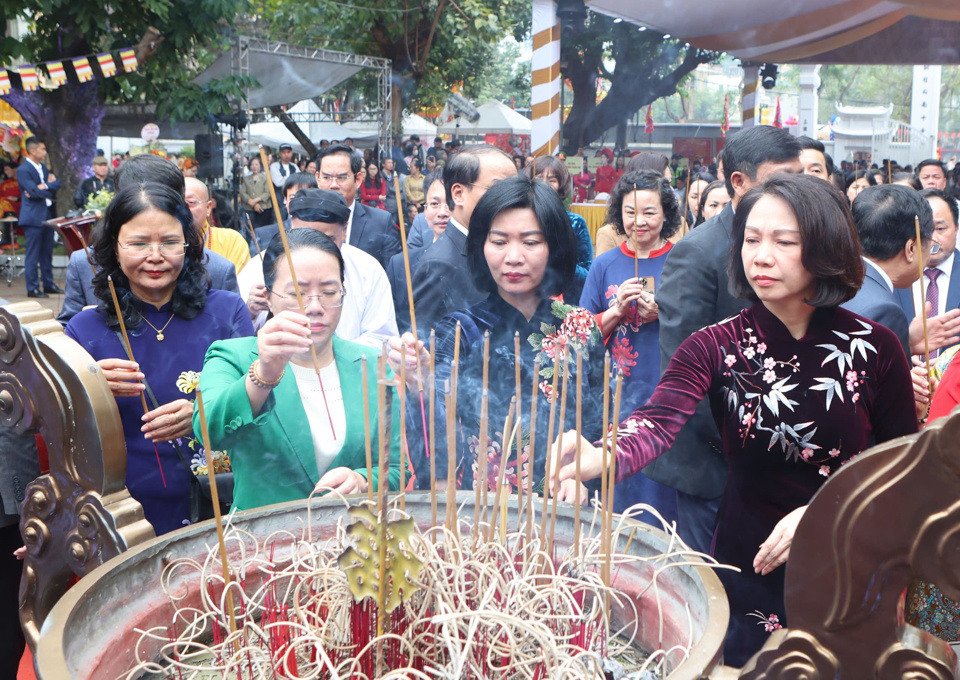 Ủy vi&ecirc;n&nbsp;Bộ Ch&iacute;nh trị, B&iacute; thư Th&agrave;nh ủy, Trưởng Đo&agrave;n đại biểu Quốc hội TP B&ugrave;i Thị Minh Ho&agrave;i c&ugrave;ng c&aacute;c đại biểu, Nh&acirc;n d&acirc;n&nbsp;tiến h&agrave;nh d&acirc;ng hương tưởng nhớ c&ocirc;ng ơn của Nhị vị Vua B&agrave; Trưng Trắc - Trưng Nhị c&ugrave;ng c&aacute;c vị tướng lĩnh t&agrave;i ba, nghĩa binh xuất sắc của Hai B&agrave;