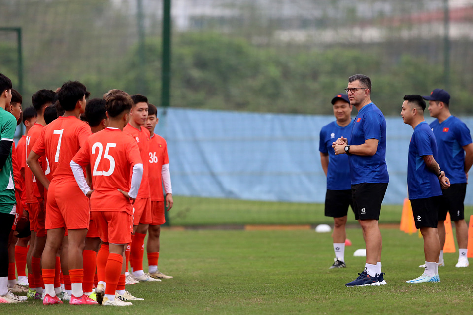 U17 Việt Nam hội qu&acirc;n với 34 cầu thủ để chuẩn bị cho VCK U17 ch&acirc;u &Aacute; 2025, dưới sự dẫn dắt của HLV trưởng Cristiano Roland. Ảnh: Thủ Kh&uacute;c