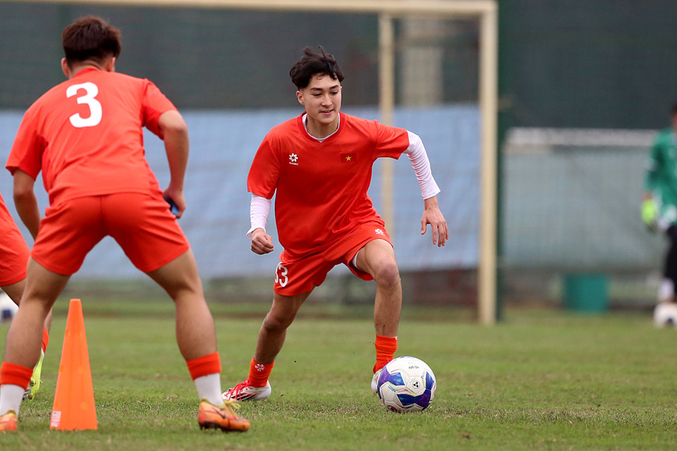 Thomas Mai Veeren hội qu&acirc;n c&ugrave;ng U17 Việt Nam. Ảnh: Thủ Kh&uacute;c