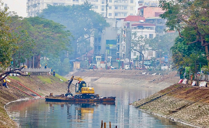 C&ocirc;ng t&aacute;c nạo v&eacute;t l&ograve;ng s&ocirc;ng T&ocirc; Lịch đang được triển khai mạnh mẽ.