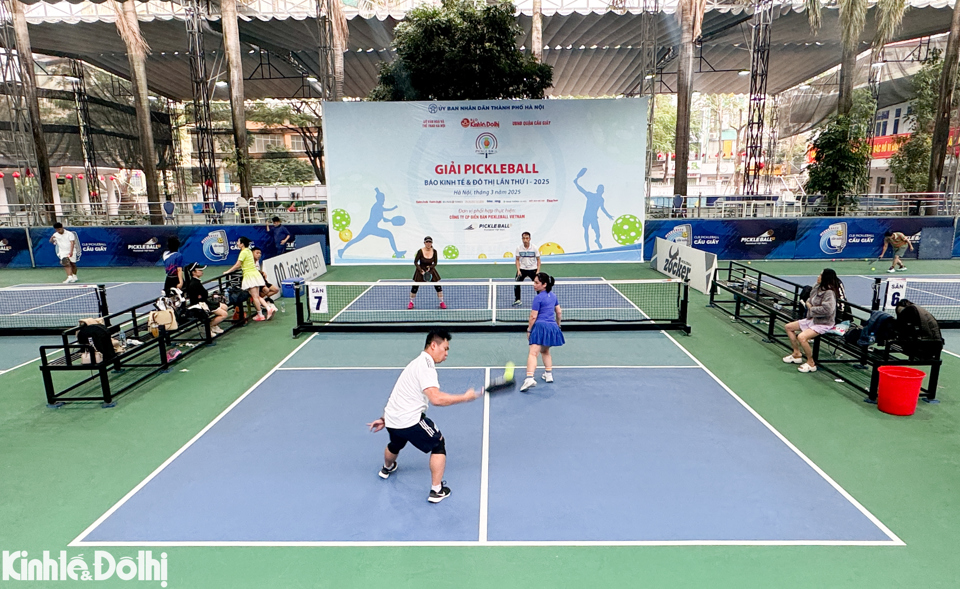 Cụm Li&ecirc;n hợp s&acirc;n pickleball Cầu Giấy c&oacute; quy m&ocirc; gồm 21 s&acirc;n c&oacute; m&aacute;i che, được thiết kế khang trang, sạch đẹp với kh&ocirc;ng gian rộng r&atilde;i v&agrave; tho&aacute;ng m&aacute;t.