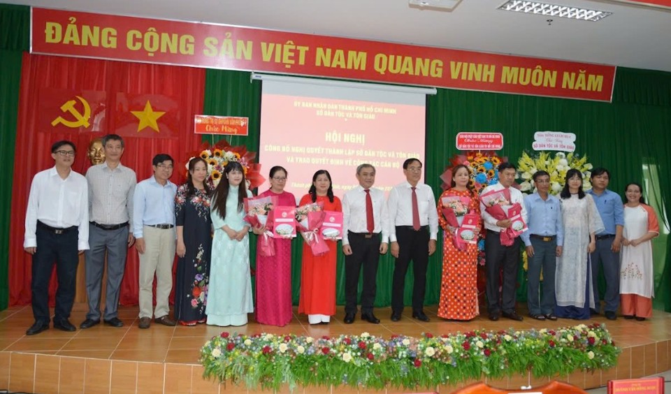 Gi&aacute;m đốc Sở D&acirc;n tộc v&agrave; T&ocirc;n gi&aacute;o TP Hồ Ch&iacute; Minh Nguyễn Duy T&acirc;n (thứ 7 từ phải sang) trao quyết định c&aacute;n bộ cho Văn ph&ograve;ng Sở. &nbsp;