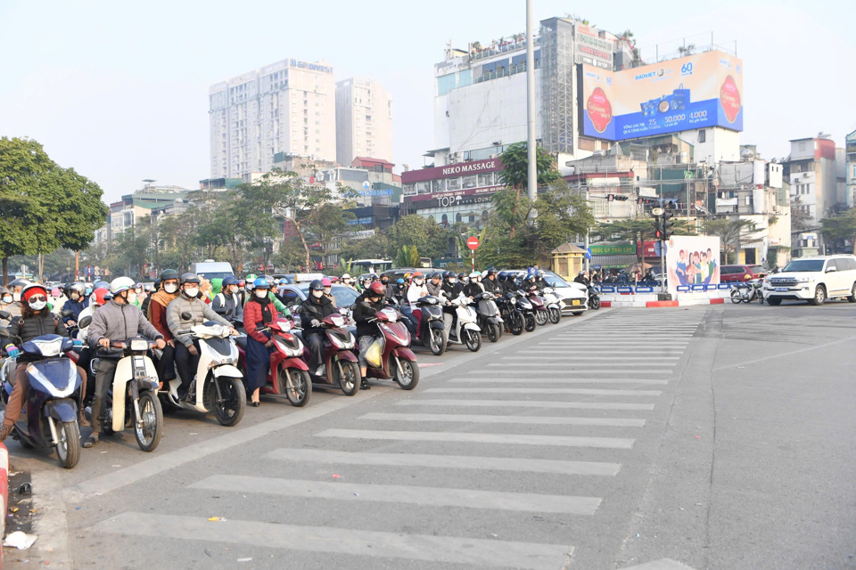 Người d&acirc;n chấp h&agrave;nh đ&egrave;n t&iacute;n hiệu giao th&ocirc;ng tr&ecirc;n đường phố H&agrave; Nội.&nbsp;