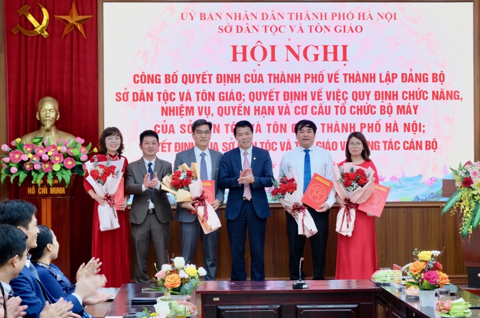 L&atilde;nh đạo Sở D&acirc;n tộc v&agrave; T&ocirc;n gi&aacute;o H&agrave; Nội tặng hoa ch&uacute;c mừng Ph&ograve;ng Nghiệp vụ 1.