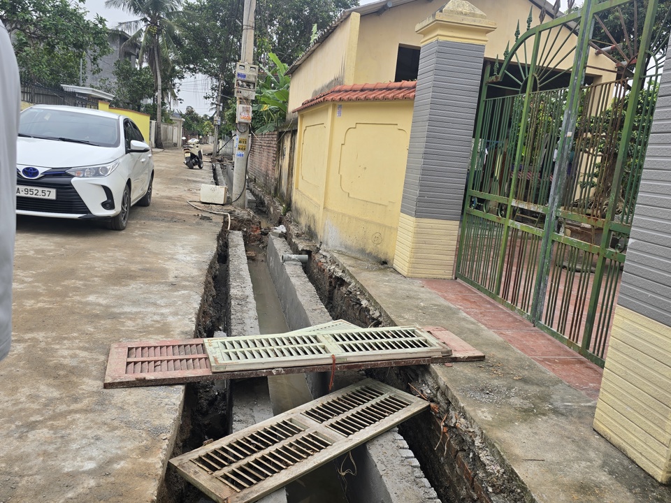 Hệ thống r&atilde;nh tho&aacute;t nước được thi c&ocirc;ng c&aacute;ch xa tường bao nh&agrave; d&acirc;n. Ảnh: Vĩnh Qu&acirc;n