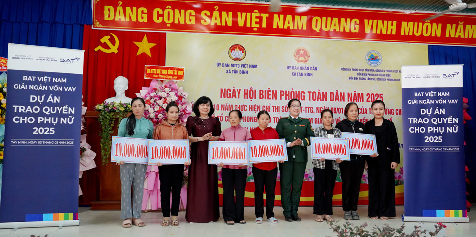 Dự &aacute;n &ldquo;Trao quyền cho phụ nữ&rdquo; của BAT Việt Nam hỗ trợ vốn vay cho 57 hộ gia đ&igrave;nh thuộc diện hộ ngh&egrave;o, hộ cận ngh&egrave;o, hộ phụ nữ c&oacute; ho&agrave;n cảnh kh&oacute; khăn tại huyện T&acirc;n Bi&ecirc;n, tỉnh T&acirc;y Ninh.