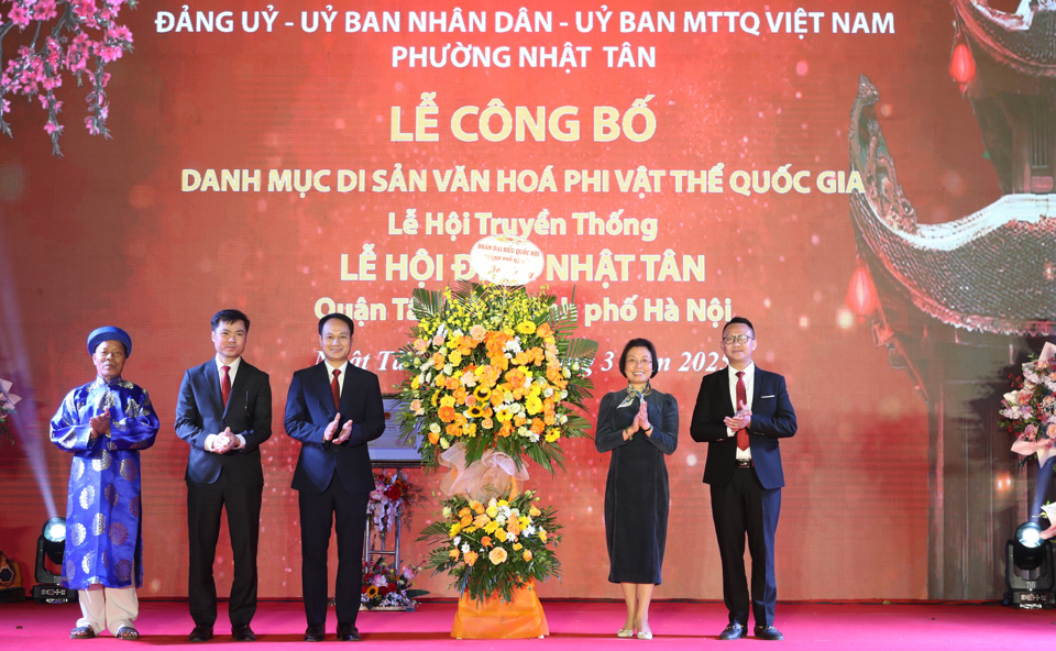 Ph&oacute; Trưởng đo&agrave;n chuy&ecirc;n tr&aacute;ch Đo&agrave;n đại biểu Quốc hội TP H&agrave; Nội Phạm Thị Thanh Mai tặng hoa ch&uacute;c mừng phường Nhật T&acirc;n.