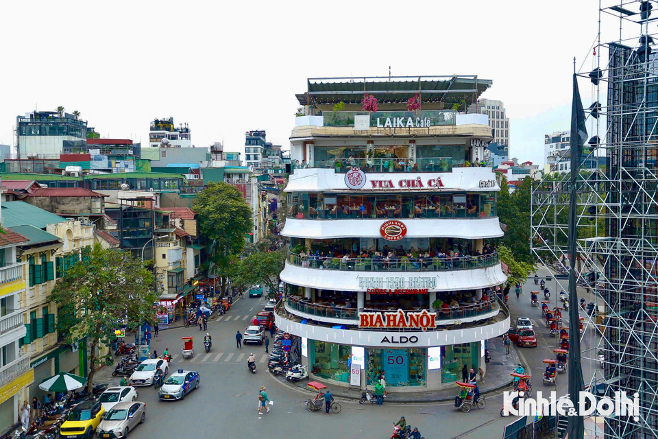 Về nội dung nghi&ecirc;n cứu &yacute; tưởng, định hướng giải ph&aacute;p, TP H&agrave; Nội t&aacute;n th&agrave;nh phương &aacute;n đề xuất ph&aacute; bỏ t&ograve;a nh&agrave; &ldquo;H&agrave;m c&aacute; mập&rdquo;, đề xuất kh&ocirc;ng gian ngầm tại khu vực quảng trường hiện c&oacute; v&agrave; kh&ocirc;ng gian mở rộng, sau khi ph&aacute; bỏ t&ograve;a nh&agrave; &ldquo;H&agrave;m c&aacute; mập&rdquo;.