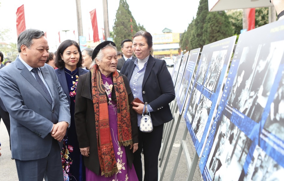 C&aacute;c đại biểu tham quan Triển l&atilde;m ảnh &ldquo;Phong tr&agrave;o Ba đảm đang - mốc son ch&oacute;i lọi trong lịch sử phong tr&agrave;o phụ nữ Việt Nam&rdquo;.