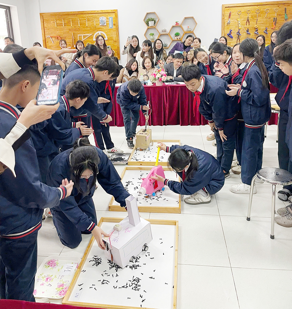 Học sinh h&agrave;o hứng trải nghiệm, thực h&agrave;nh với&nbsp; thiết bị h&uacute;t đinh từ những nguy&ecirc;n vật liệu th&acirc;n thiện với m&ocirc;i trường&nbsp;