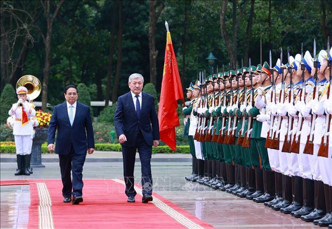 Thủ tướng Phạm Minh Ch&iacute;nh chủ tr&igrave; Lễ đ&oacute;n Thủ tướng Kyrgyzstan Adylbek Kasimalyev thăm ch&iacute;nh thức Việt Nam. Ảnh: TTXVN