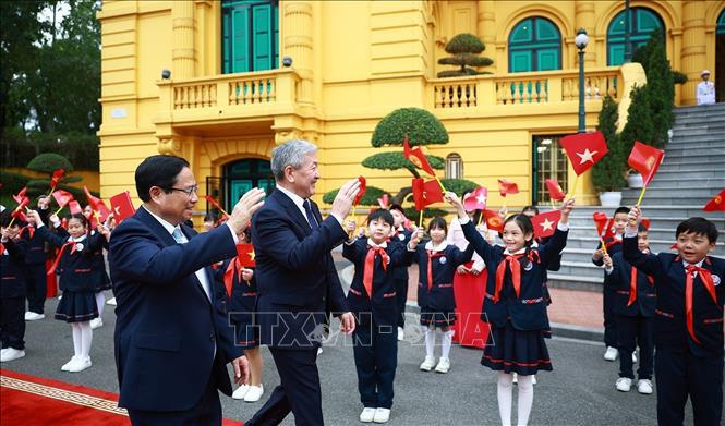 Thủ tướng Phạm Minh Ch&iacute;nh v&agrave; Thủ tướng Kyrgyzstan Adylbek Kasimalyev với thiếu nhi Thủ đ&ocirc;. Ảnh: TTXVN