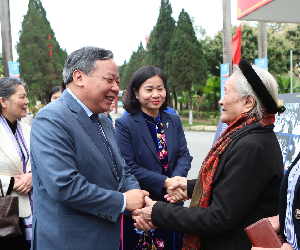 Chủ tịch Trung ương Hội LHPN Việt Nam Nguyễn Thị Tuyến v&agrave; Ph&oacute; B&iacute; thư Thường trực Th&agrave;nh ủy H&agrave; Nội Nguyễn Văn Phong thăm hỏi đại biểu nh&acirc;n chứng lịch sử tại Hội thảo.