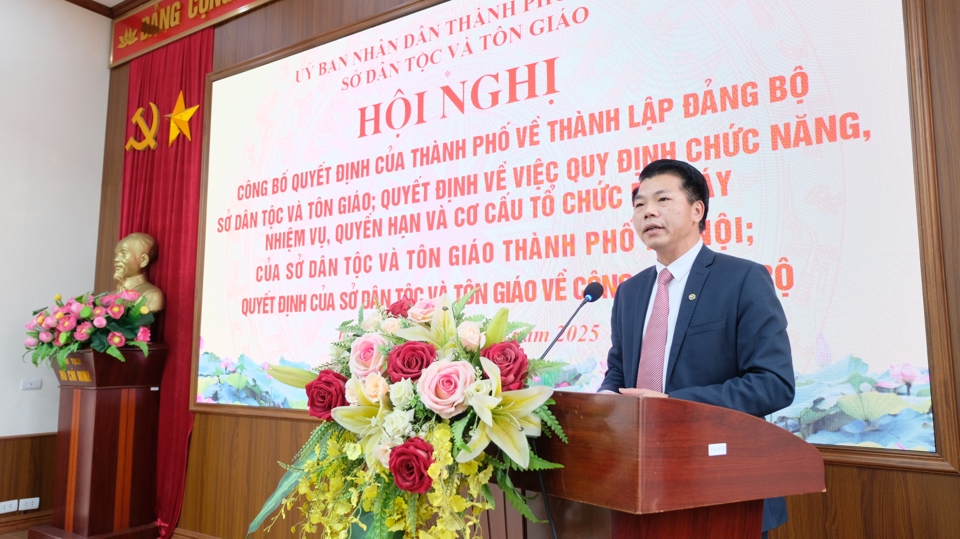 Ph&oacute; Gi&aacute;m đốc phụ tr&aacute;ch Sở D&acirc;n tộc v&agrave; T&ocirc;n gi&aacute;o H&agrave; Nội Nguyễn Nguy&ecirc;n Qu&acirc;n ph&aacute;t biểu tại hội nghị.