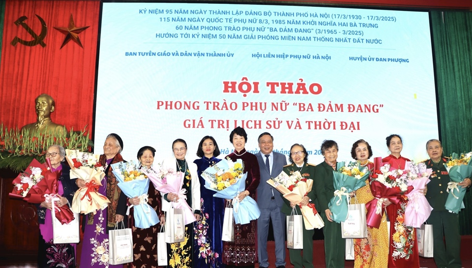 Chủ tịch Hội LHPN Việt Nam Nguyễn Thị Tuyến v&agrave; Ph&oacute; B&iacute; thư Thường trực Th&agrave;nh ủy H&agrave; Nội Nguyễn Văn Phong trao hoa v&agrave; qu&agrave; tặng c&aacute;c nh&acirc;n chứng lịch sử thời kỳ phong tr&agrave;o &ldquo;Ba đảm đang&rdquo;.&nbsp;