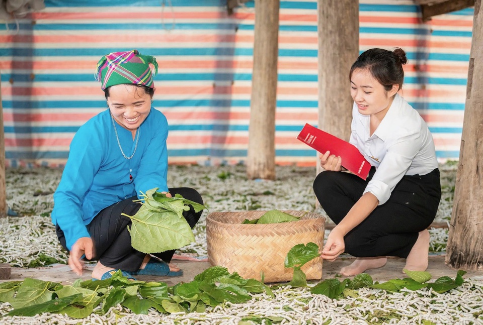 Nữ lao động Agribank kh&ocirc;ng ngừng học hỏi, n&acirc;ng cao tr&igrave;nh độ chuy&ecirc;n m&ocirc;n. &nbsp;