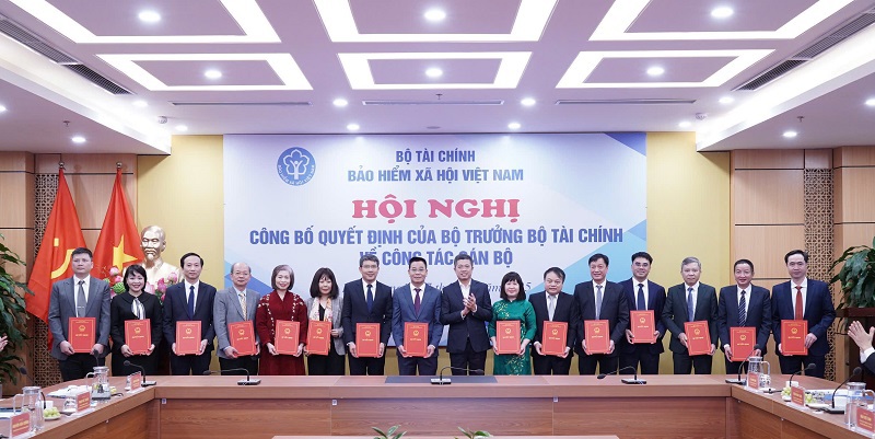 Đại diện Bộ T&agrave;i ch&iacute;nh trao c&aacute;c cuyết định tiếp nhận bổ nhiệm 15 Trưởng ban v&agrave; tương đương thuộc BHXH Việt Nam.