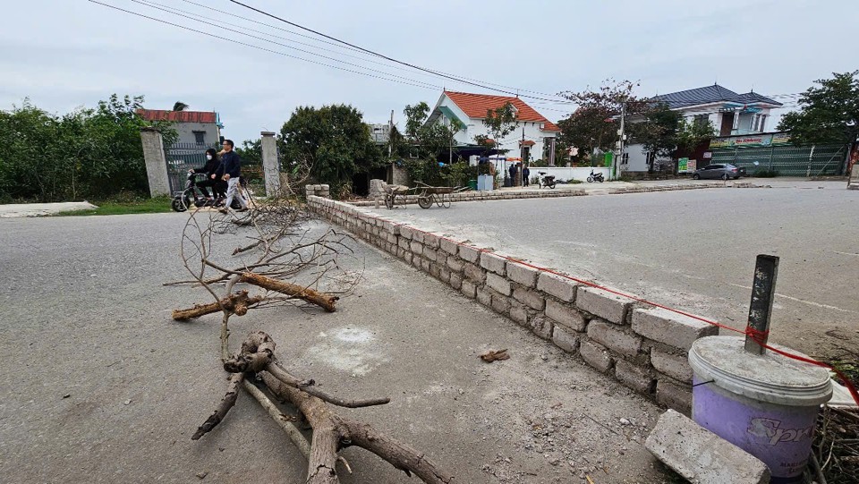 Hộ d&acirc;n x&acirc;y tường ra đường nhựa đ&atilde; giải toả. Ảnh:Vĩnh Qu&acirc;n