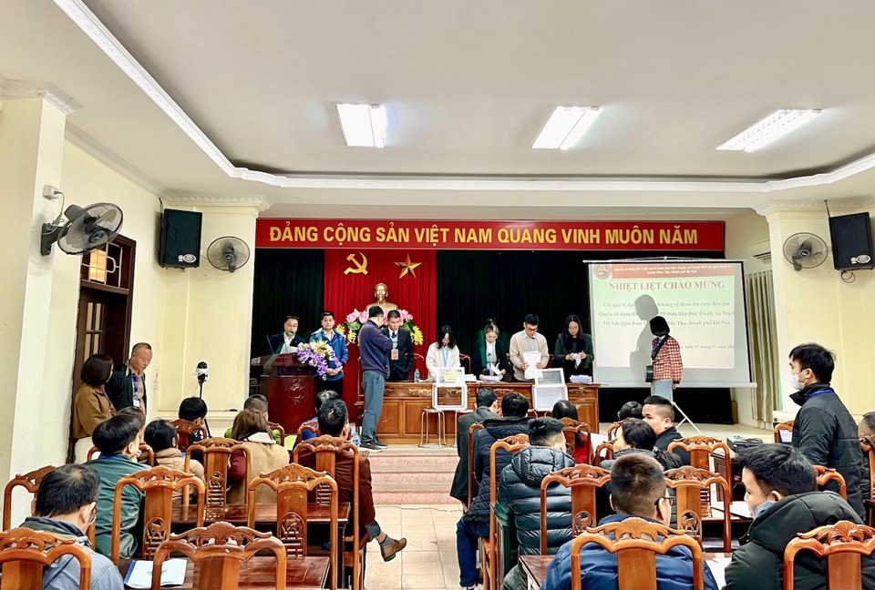 Quang cảnh phi&ecirc;n đấu gi&aacute;.