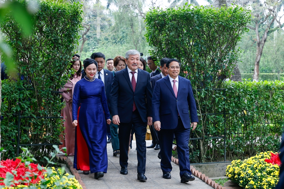 Thủ tướng Phạm Minh Ch&iacute;nh v&agrave; Thủ tướng Adylbek Kasymaliev thăm Nh&agrave; s&agrave;n B&aacute;c Hồ trong Khu Di t&iacute;ch Phủ Chủ tịch. Ảnh: VGP