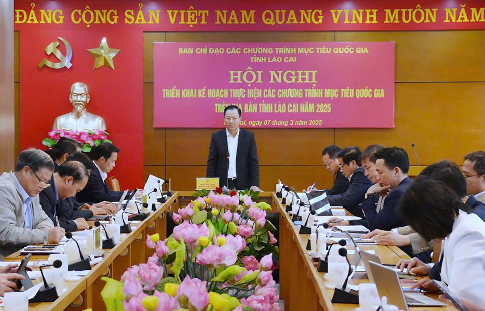 Ph&oacute; Chủ tịch thường trực UBND tỉnh, Ph&oacute; Trưởng Ban thường trực Ban Chỉ đạo c&aacute;c chương tr&igrave;nh MTQG tỉnh L&agrave;o Cai Ho&agrave;ng Quốc Kh&aacute;nh ph&aacute;t biểu tại Hội nghị. Ảnh: LCĐT.