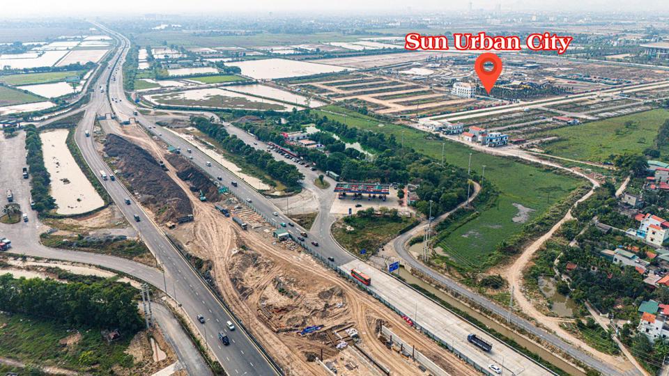 Sun Urban City với vị tr&iacute; l&yacute; tưởng, "t&acirc;m điểm" giao thoa c&aacute;c tuyến giao th&ocirc;ng trọng điểm, c&aacute;ch H&agrave; Nội chỉ khoảng 50km.