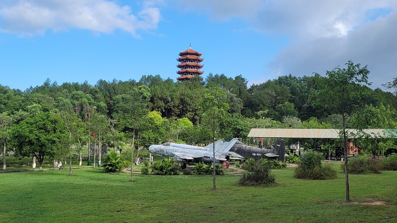 Trong kh&aacute;ng chiến chống Mỹ cứu nước, với vị tr&iacute; l&agrave; &ldquo;yết hầu giao th&ocirc;ng&rdquo; tr&ecirc;n tuyến đường Trường Sơn huyết mạch, Ng&atilde; ba Đồng Lộc trở th&agrave;nh điểm quyết chiến chiến lược, nơi diễn ra cuộc đọ sức giữa &yacute; ch&iacute; ki&ecirc;n cường, bất khuất của qu&acirc;n v&agrave; d&acirc;n ta trước sức mạnh của đế quốc x&acirc;m lược