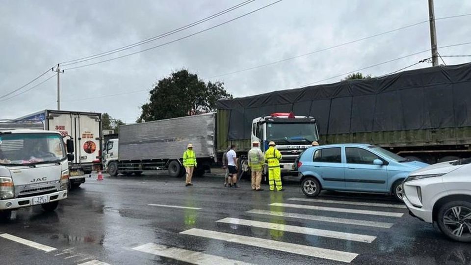 Va chạm giao th&ocirc;ng li&ecirc;n ho&agrave;n tr&ecirc;n tuyến Quốc lộ 1 đoạn qua x&atilde; Thanh Trạch, huyện Bố Trạch &nbsp;