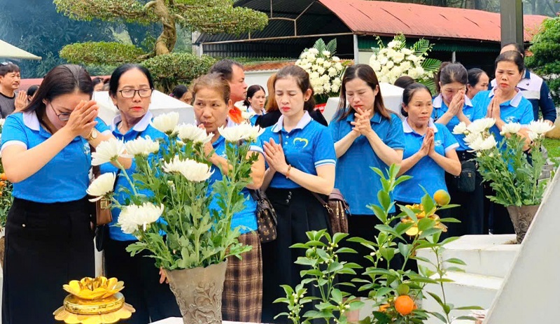 Ng&atilde; ba Đồng Lộc l&agrave; nơi mu&ocirc;n triệu tr&aacute;i tim y&ecirc;u chuộng h&ograve;a b&igrave;nh c&ugrave;ng h&agrave;nh hương về tri &acirc;n c&aacute;c anh h&ugrave;ng liệt sĩ với tấm l&ograve;ng th&agrave;nh k&iacute;nh, biết ơn s&acirc;u nặng