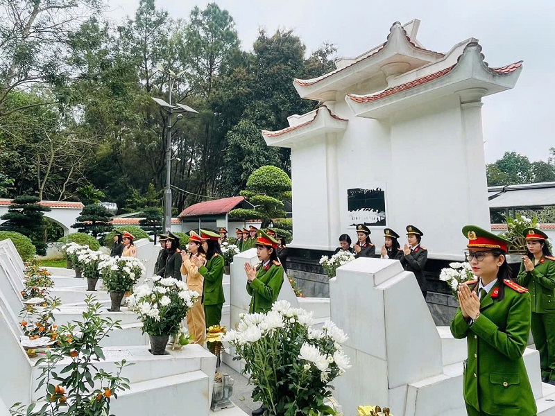 C&aacute;c đo&agrave;n kh&aacute;ch th&agrave;nh k&iacute;nh d&acirc;ng hương tưởng niệm tại khu mộ&nbsp;10 nữ anh h&ugrave;ng liệt sĩ thanh ni&ecirc;n xung phong