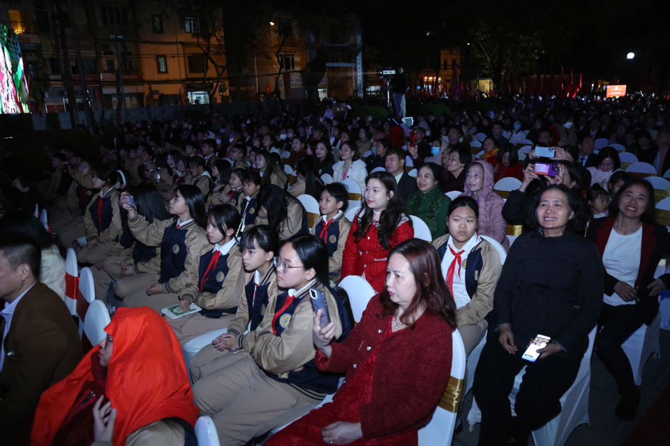 Chương tr&igrave;nh thu h&uacute;t đ&ocirc;ng đảo người d&acirc;n v&agrave; du kh&aacute;ch tới thưởng l&atilde;m