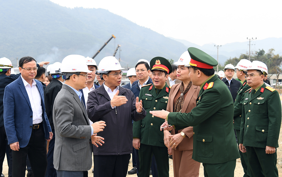 Ph&oacute; Thủ tướng B&ugrave;i Thanh Sơn trao đổi với c&aacute;c đơn vị thi c&ocirc;ng Dự &aacute;n - Ảnh: VGP/Hải Minh &nbsp;