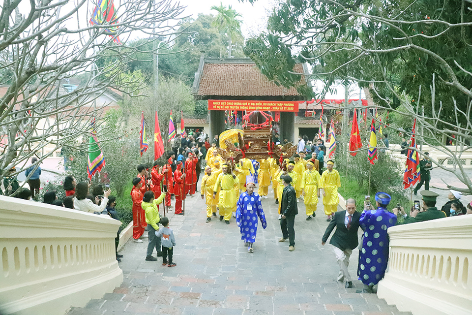 Nhiều năm qua, đ&igrave;nh Đ&ocirc;ng Ngạc trở th&agrave;nh nơi tụ họp của d&acirc;n l&agrave;ng v&agrave; t&ocirc;n vinh những người c&oacute; c&ocirc;ng với l&agrave;ng, với nước.