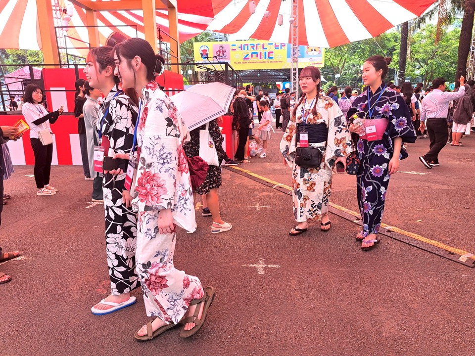 Thiếu nữ Nhật Bản trong trang phục Kimono.