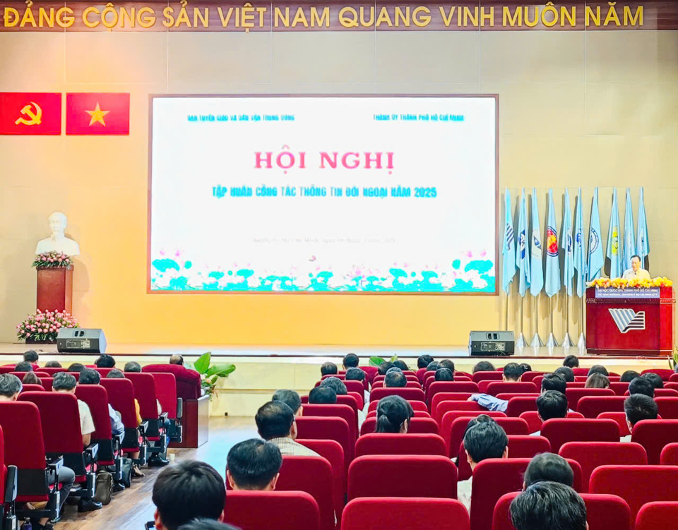 Hội nghị tập huấn c&ocirc;ng t&aacute;c th&ocirc;ng tin đối ngoại năm 2025 tổ chức tại Đại học Quốc gia TP Hồ Ch&iacute; Minh chiều 8/3.