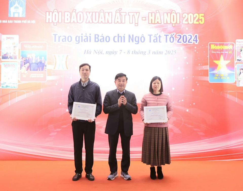 Ban tổ chức trao giải B "B&igrave;a b&aacute;o đẹp" cho c&aacute;c cơ quan b&aacute;o ch&iacute;. Ảnh: Thanh Hải.