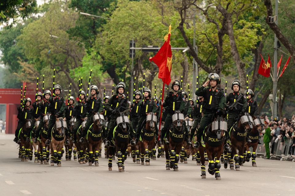 Trong m&agrave;n biểu diễn chiều 8/3, lực lượng kỵ binh đ&atilde; thể hiện nhiều kỹ thuật kh&oacute;. Người d&acirc;n kh&ocirc;ng &iacute;t lần phải trầm trồ, vỗ tay t&aacute;n dương.