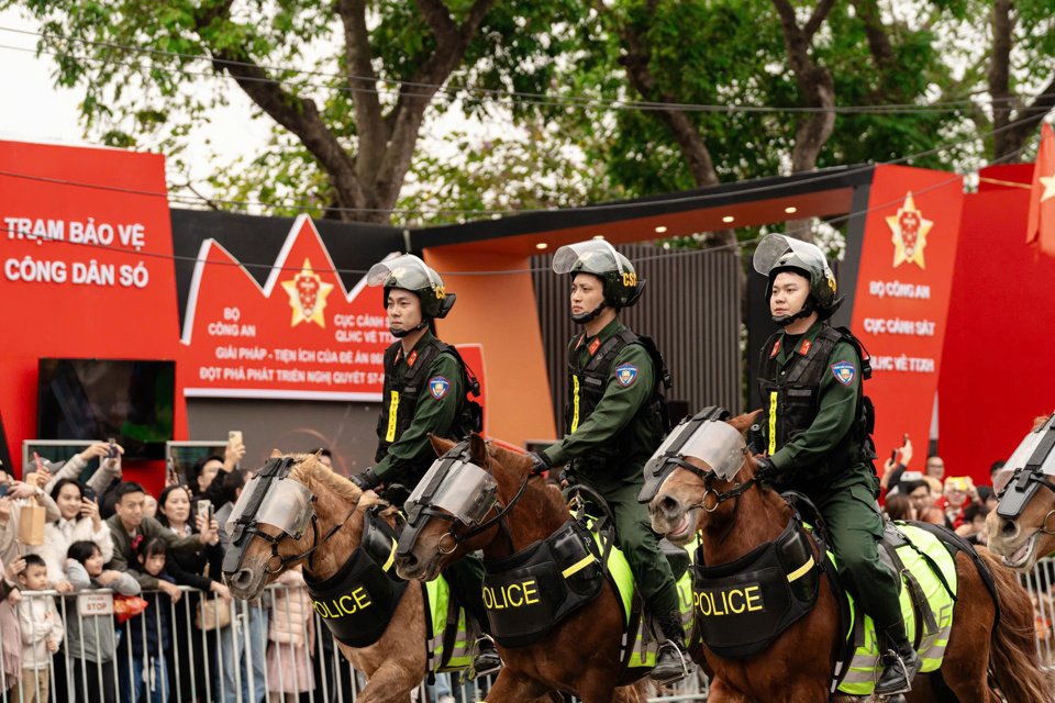 Trầm trồ với "tuyệt kỹ" của Cảnh sát cơ động cùng cảnh khuyển và kỵ binh - Ảnh 8