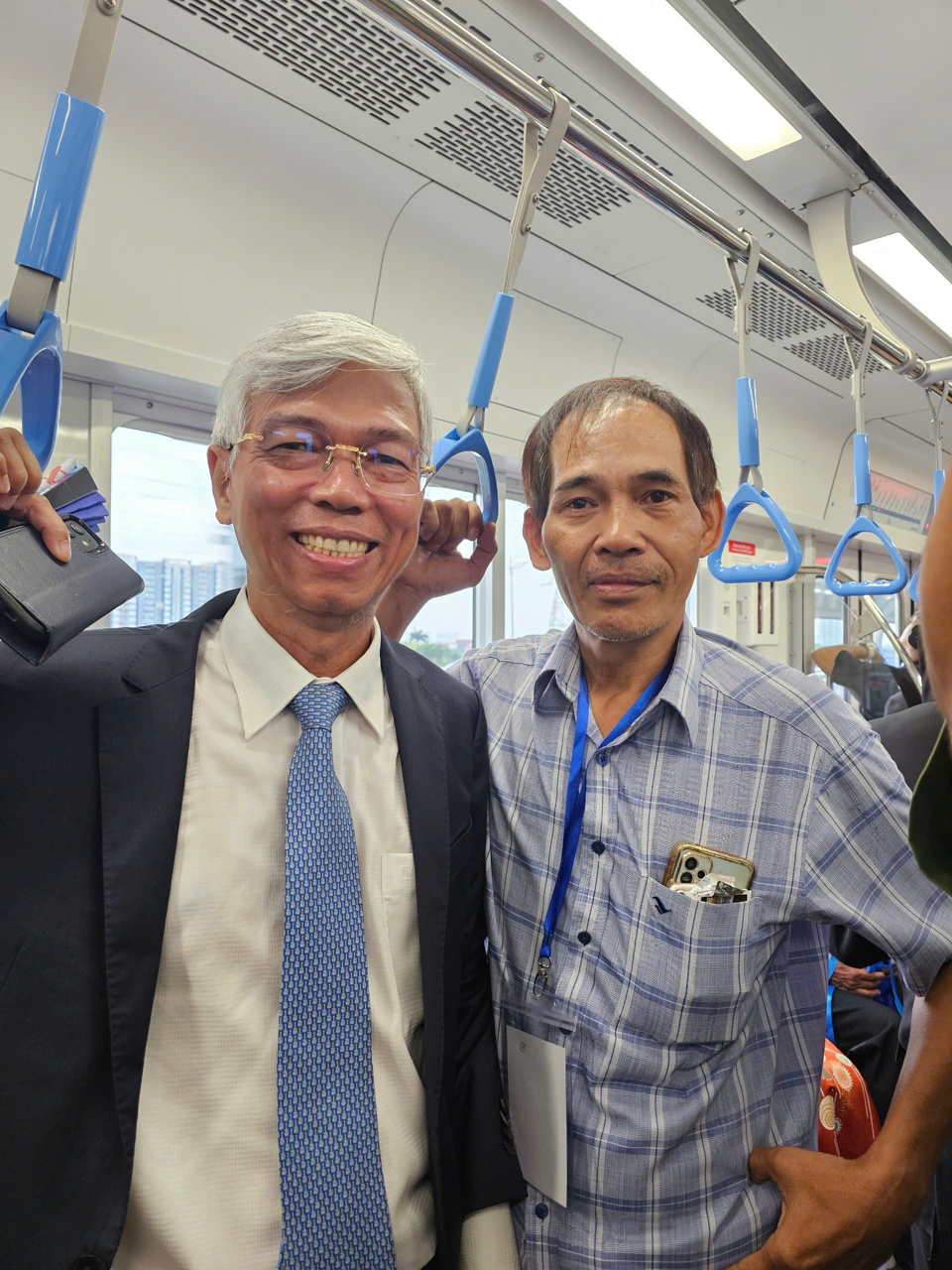 Ph&oacute; Chủ tịch UBND TP Hồ Ch&iacute; Minh V&otilde; Văn Hoan (b&ecirc;n tr&aacute;i) cho biết &ocirc;ng rất vui khi Metro số 1 kh&aacute;nh th&agrave;nh.