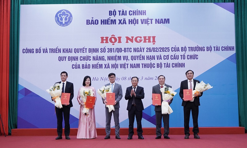 &Ocirc;ng Nguyễn Ngọc Huyến (ngo&agrave;i c&ugrave;ng b&ecirc;n tr&aacute;i) nhận Quyết định điều động, bổ nhiệm Gi&aacute;m đốc BHXH khu vực I