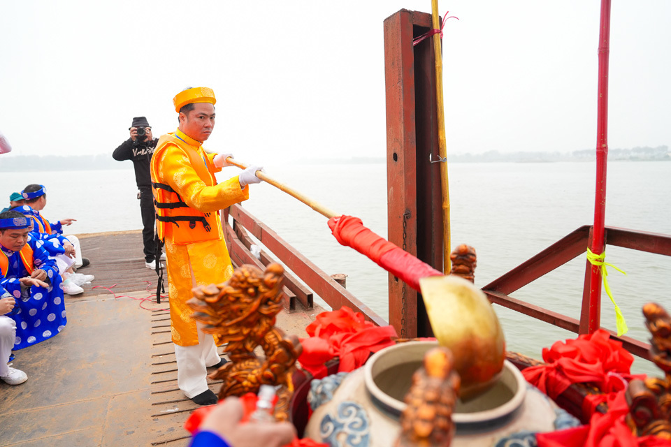 Nước thi&ecirc;ng n&agrave;y được xem như biểu tượng của sự thanh khiết, mang &yacute; nghĩa cầu mong mưa thuận gi&oacute; h&ograve;a, quốc th&aacute;i d&acirc;n an v&agrave; b&igrave;nh an cho d&acirc;n l&agrave;ng. B&igrave;nh nước n&agrave;y c&oacute; thể t&iacute;ch 70L sẽ được sử dụng cho c&aacute;c việc của Đ&igrave;nh Nhật T&acirc;n trong thời gian 2 năm. Đ&acirc;y l&agrave; phong tục truyền thống mang đậm dấu ấn của nền văn minh l&uacute;a nước, thể hiện sự gắn kết giữa con người với thi&ecirc;n nhi&ecirc;n v&agrave; t&iacute;n ngưỡng d&acirc;n gian l&acirc;u đời.