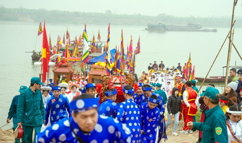 Tục xưa truyền lại, Đ&igrave;nh Nhật T&acirc;n trước đ&acirc;y gọi l&agrave; điện Nhật Chi&ecirc;u, đến thời Khải Định đổi th&agrave;nh Nhật T&acirc;n, l&agrave; nơi thờ Đức Th&aacute;nh Uy Đ&ocirc; Đại Vương Trần Linh Lang. Ng&agrave;i l&agrave; con của Ch&iacute;nh Cung Minh Đức Ho&agrave;ng Hậu, nổi danh với tr&iacute; th&ocirc;ng minh v&agrave; t&agrave;i thao lược.