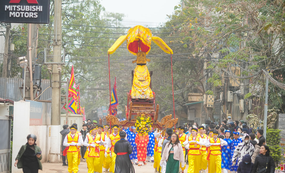 Trong cuộc kh&aacute;ng chiến chống qu&acirc;n Nguy&ecirc;n M&ocirc;ng v&agrave;o thời Trần Nh&acirc;n T&ocirc;ng, Ng&agrave;i đ&atilde; d&acirc;ng biểu xin vua cha cho ph&eacute;p xuất qu&acirc;n, lập đội "Thi&ecirc;n tử qu&acirc;n", tiến đ&aacute;nh v&agrave; gi&agrave;nh chiến thắng vang dội. Sau khi mất v&agrave;o năm 1300, vua Trần cho x&acirc;y đền thờ Ng&agrave;i tại nơi mất v&agrave; sắc phong Hiển Minh Đức. Từ đ&oacute;, để tưởng nhớ c&ocirc;ng lao của Đức Th&aacute;nh, người d&acirc;n Nhật T&acirc;n tổ chức lễ hội v&agrave;o ng&agrave;y 10/2 &Acirc;m lịch h&agrave;ng năm. Năm 2025, lễ hội truyền thống Đ&igrave;nh Nhật T&acirc;n vinh dự được c&ocirc;ng nhận l&agrave; Di sản văn h&oacute;a phi vật thể quốc gia, đ&aacute;nh dấu cột mốc quan trọng trong c&ocirc;ng cuộc bảo tồn v&agrave; ph&aacute;t huy di sản.