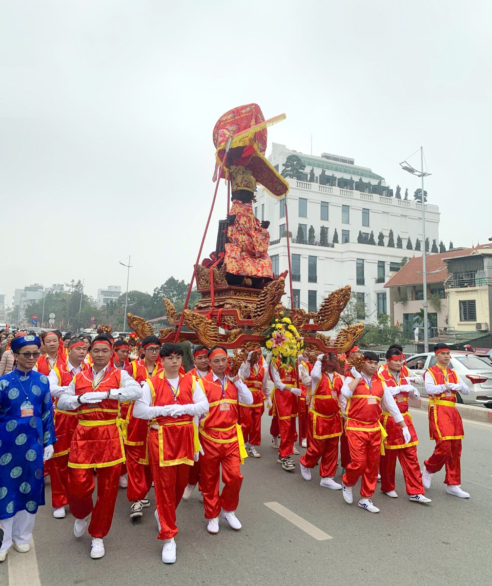 Lễ hội truyền thống Đ&igrave;nh Nhật t&acirc;n tổ chức đại lễ rước thần nh&acirc;n kỷ niệm 760 năm đản thần Đức Th&aacute;nh Uy đ&ocirc; Đại Vương Trần Linh Lang. Thực hiện kế hoạch của UBND phường giao cho, Tổ d&acirc;n phố số 4 đảm nhận tổng rước kiệu Đức Th&aacute;nh Ho&agrave;ng Gi&aacute;p Minh Khiết Đại VươngVới số lượng người của tổ 4 tham gia l&agrave; 170 người, với tinh thần tr&aacute;ch nhiệm cao của c&aacute;n bộ, đảng vi&ecirc;n v&agrave; nh&acirc;n d&acirc;n tổ 4 đ&atilde; ho&agrave;n th&agrave;nh tốt nhiệm vụ tổng rước kiệu Đức Th&aacute;nh Minh Khiết Đại Vương.